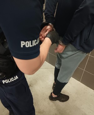 policjant prowadzący zatrzymanego, na kolejnym zdjęciu policjant zakłada mężczyźnie kajdanki na ręce trzymane z tyłu