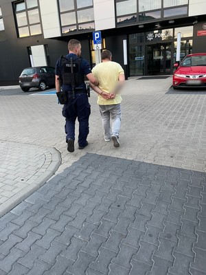 policjant prowadzący zatrzymanego, na kolejnym zdjęciu policjant zakłada mężczyźnie kajdanki na ręce trzymane z tyłu