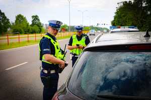 policjanci mierzą prędkość