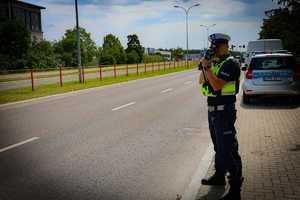 policjanci mierzą prędkość