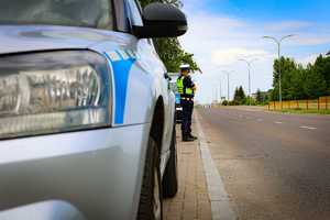 policjanci mierzą prędkość