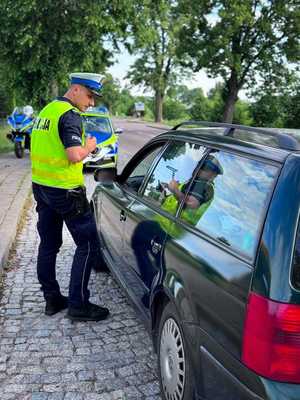 policjanci mierzą prędkość