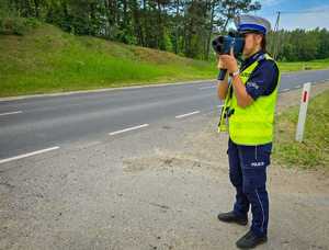 policjanci mierzą prędkość