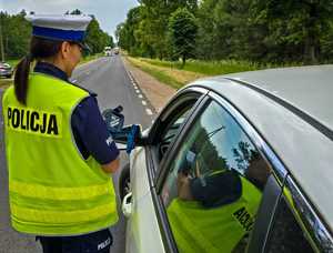 policjanci mierzą prędkość