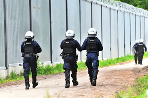 policjanci na granicy