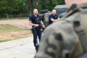 policjanci szkolą Wojsko Polskie