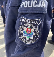 rękaw policyjnego munduru z emblematem POLICJA