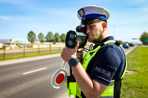 policjant mierzy prędkość