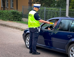 policjant sprawdza trzeźwość