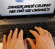 widoczna klawiatura komputera a na niej dłonie osoby oraz napis na ekranie zawsze bądź czujny nie daj się oszukać
