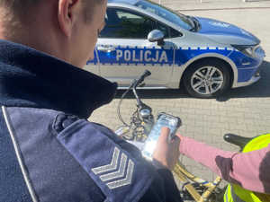 policjanci kontroluja