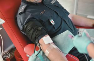 Policjanci, cywile oraz ratownicy podczas oddawania krwi