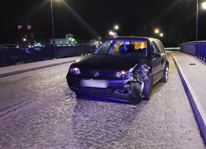 rozbity samochód na moście nocą