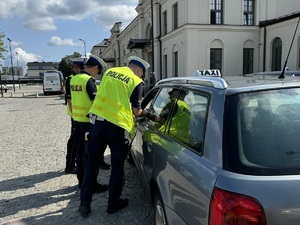 policjanci kontrolują taksówki