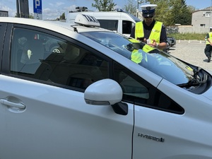 policjanci kontrolują taksówki