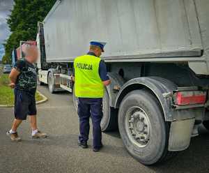 policjanci kontrolują kierowców