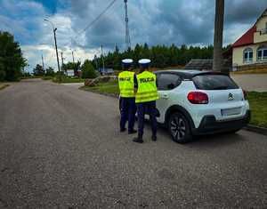 policjanci kontrolują kierowców