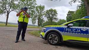 policjanci kontrolują kierowców