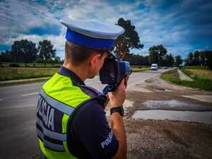 policjanci kontrolują