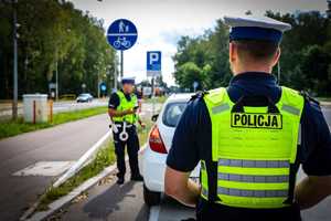 policjanci prowadzą kontrolę