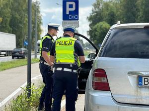 policjanci prowadzą kontrolę