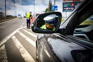 policjanci prowadzą kontrolę