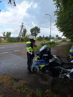 policjanci prowadzą kontrole