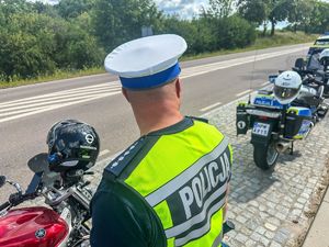 policjanci prowadza prędkość