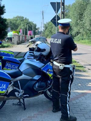 policjanci prowadza prędkość