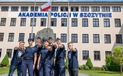 policjanci przed budynkiem