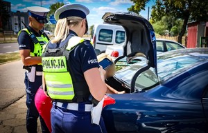 POLICJANCI PROWADZA KONTROLE