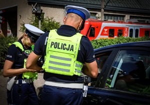 POLICJANCI PROWADZA KONTROLE