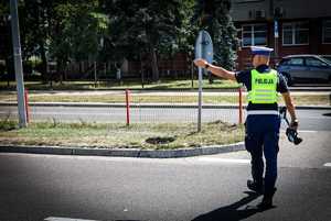 POLICJANCI PROWADZA KONTROLE