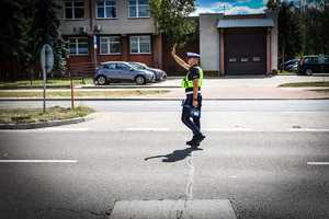 POLICJANCI PROWADZA KONTROLE