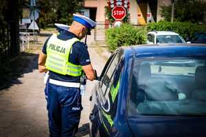 POLICJANCI PROWADZA KONTROLE