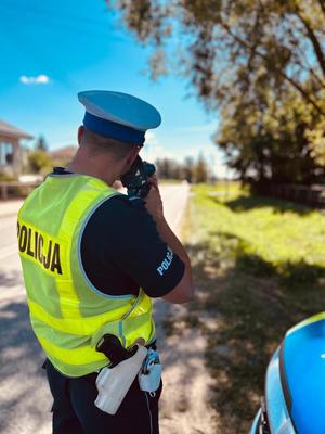 POLICJANCI PROWADZA KONTROLE