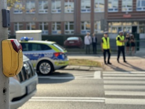 policjanci przy przejściu dla pieszych