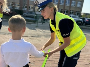 policjanci przy przejściu dla pieszych