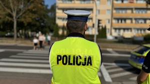 policjanci przy przejściu dla pieszych