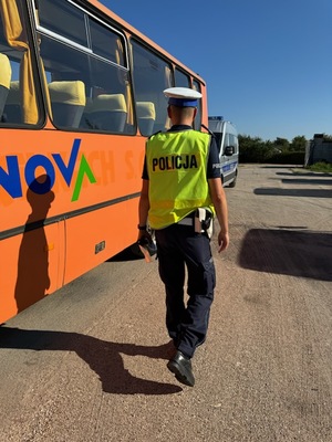 policjanci kontrolują autobusy