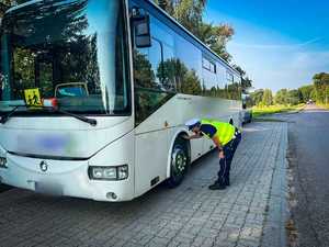 policjanci kontrolują autobusy