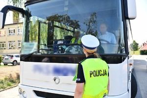 policjantka kontroluje autobus