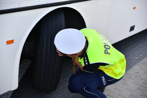 policjantka kontroluje autobus