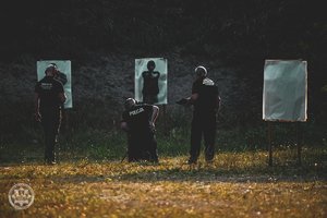 Policjanci podczas konkurencji strzelania