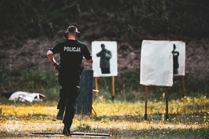 Policjanci podczas konkurencji strzelania