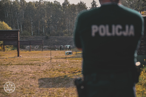 Policjanci podczas konkurencji strzelania