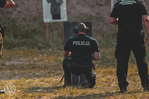 Policjanci podczas konkurencji strzelania