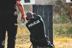 Policjanci podczas konkurencji strzelania