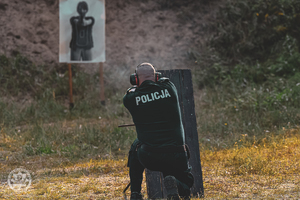 Policjanci podczas konkurencji strzelania