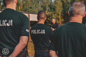 Policjanci podczas konkurencji strzelania